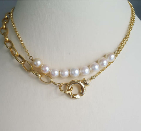 Collar de plata dorada con diferentes eslabones y perlas cultivadas akoya