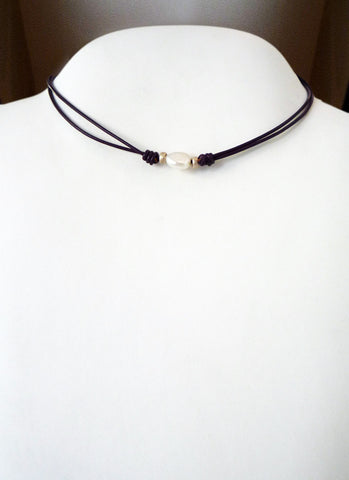 Collar de cuero marrón con piezas de plata y perla cultivada blanca